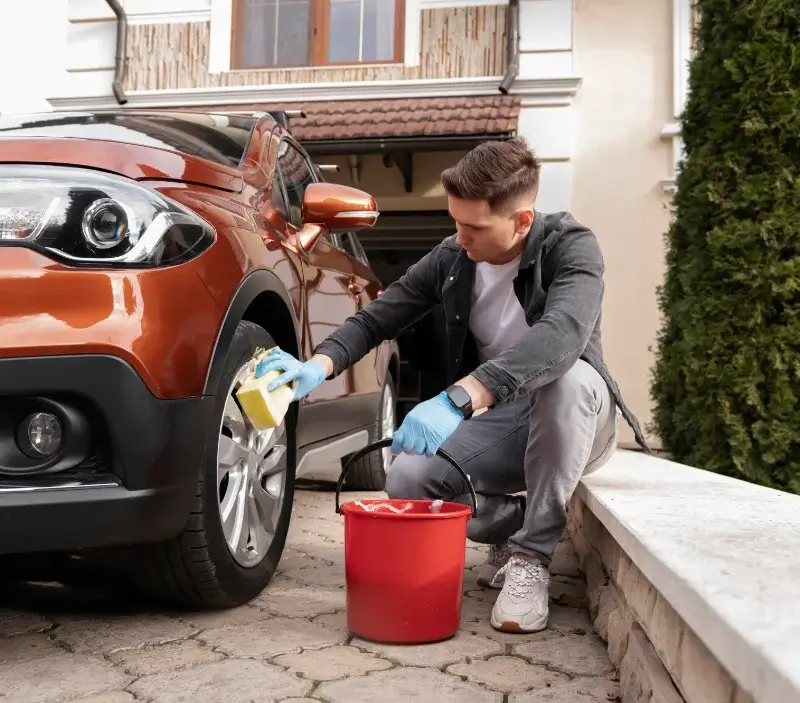 Lavage auto à domicile La Porcherie : professionnel intervenant sur un véhicule